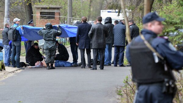 Криминалисты и работники полиции работают на месте убийства журналиста-оппозиционера Олеся Бузины в Киеве