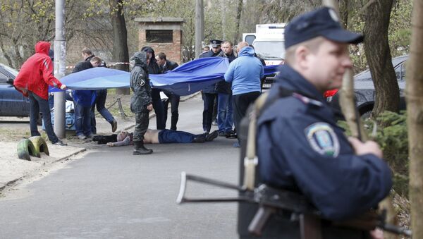 Криминалисты и работники полиции работают на месте убийства журналиста-оппозиционера Олеся Бузины в Киеве, Украина