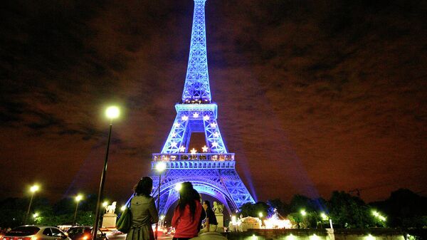 Девушки возле Эйфелевой башни в Париже, Франция