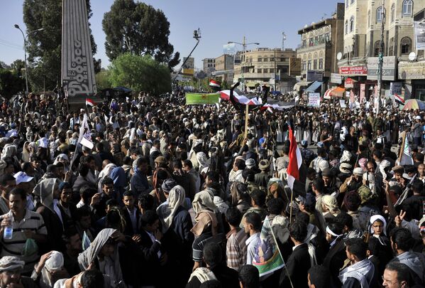 Участники акции протеста, поддерживающие шиитское движение хуситов