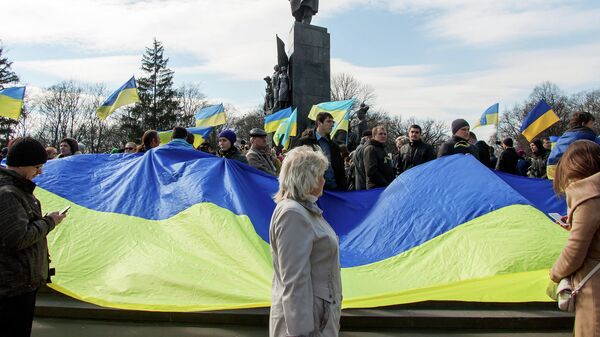 Участники демонстрации держат флаг Украины у памятника Тарасу Шевченко в Харькове. Архив