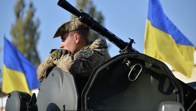 Украинский военнослужащий на военной базе в пригороде Киева. Архивное фото.