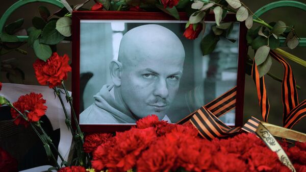 Цветы и свечи у посольства Украины в Москве в память об убитом в Киеве журналисте Олесе Бузине. Архивное фото
