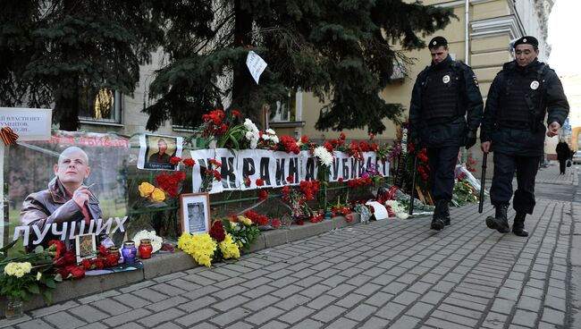 Цветы и свечи у посольства Украины в Москве в память об убитом в Киеве журналисте Олесе Бузине. Архивное фото