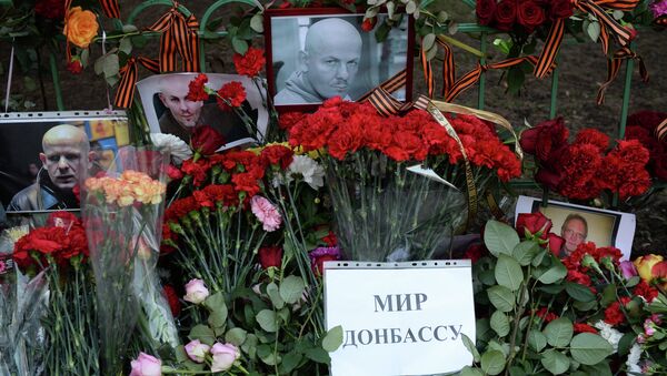 Цветы и свечи у посольства Украины в Москве в память об убитом в Киеве журналисте Олесе Бузине. Архивное фото