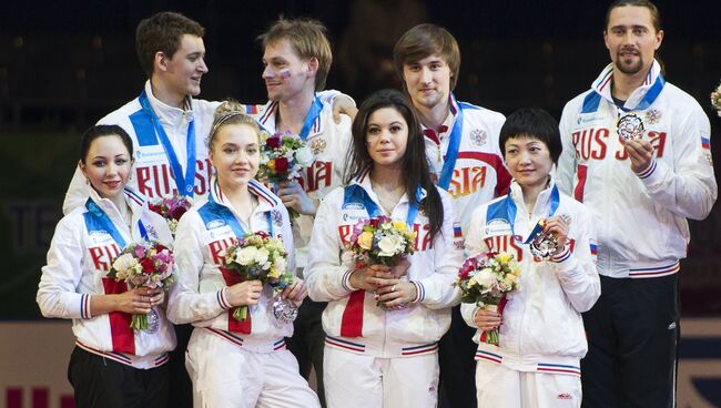 Церемония награждения призеров командного чемпионата мира по фигурному катанию в Токио