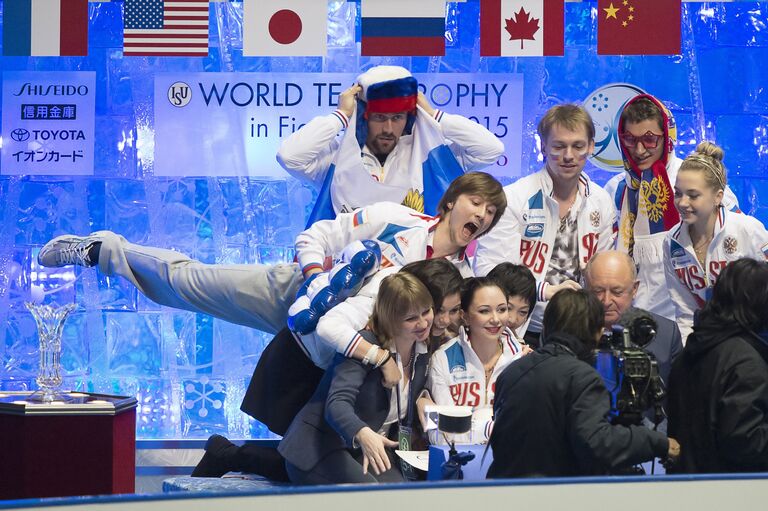 Церемония награждения призеров командного чемпионата мира по фигурному катанию в Токио