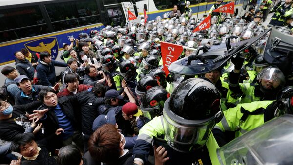 Полиция разгоняет демонстрантов в центре Сеула