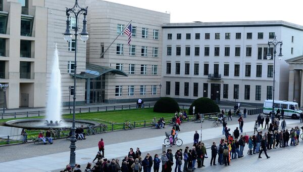 Граждане Германии протестуют против торгового соглашения с США, выстроившись в цепочку через центр немецкой столицы.