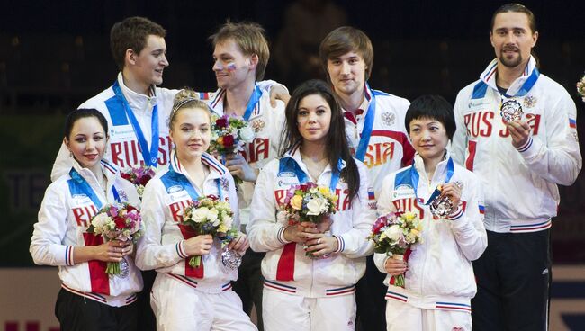 Церемония награждения призеров командного чемпионата мира по фигурному катанию в Токио