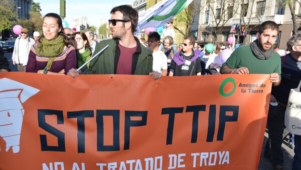 Акция протеста в Испании против соглашения между ЕС и США