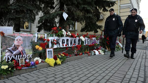 Цветы и свечи у посольства Украины в Москве в память об убитом в Киеве журналисте О.Бузине. Архивное фото