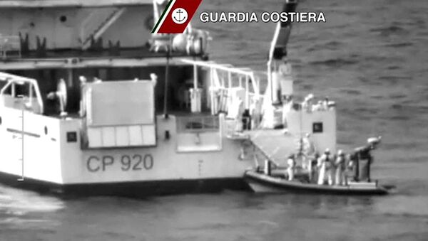 Итальянская береговая охрана на месте крушения лодки с североафриканскими мигрантами в Средиземном море