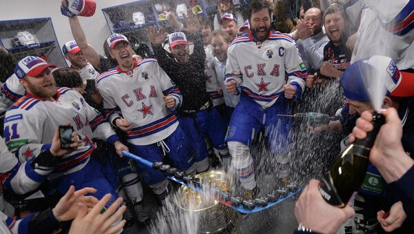 Игроки СКА, ставшие обладателями Кубка Гагарина Континентальной хоккейной лиги сезона 2014-2015, празднуют победу