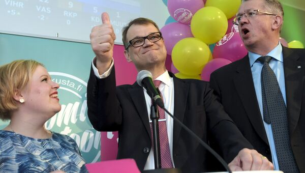 Члены победившей на выборах в Финляндии партии Центр