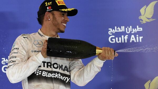 Гонщик Формулы-1, выигравший Гран-при Бахрейна Льюис Хэмилтон