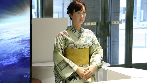 Робот-женщина, представленная в одном из токийских универмагов