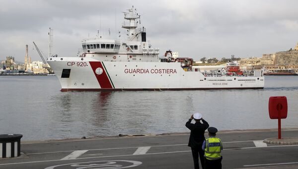 Итальянская береговая охрана во время операции по спасению иммигрантов с затонувшего в Средиземном море судна