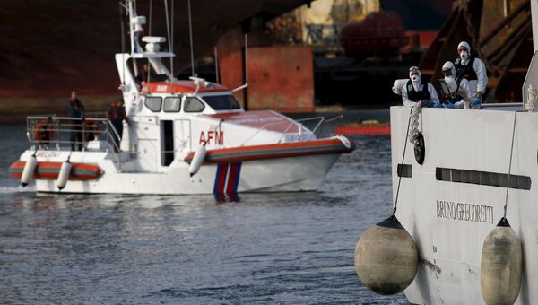 Итальянская береговая охрана во время операции по спасению иммигрантов после крушения судна в Средиземном море