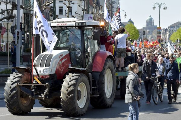 Участники акции протеста акции протеста против соглашения о свободной торговле между США и Евросоюзом в Брюсселе, Бельгия