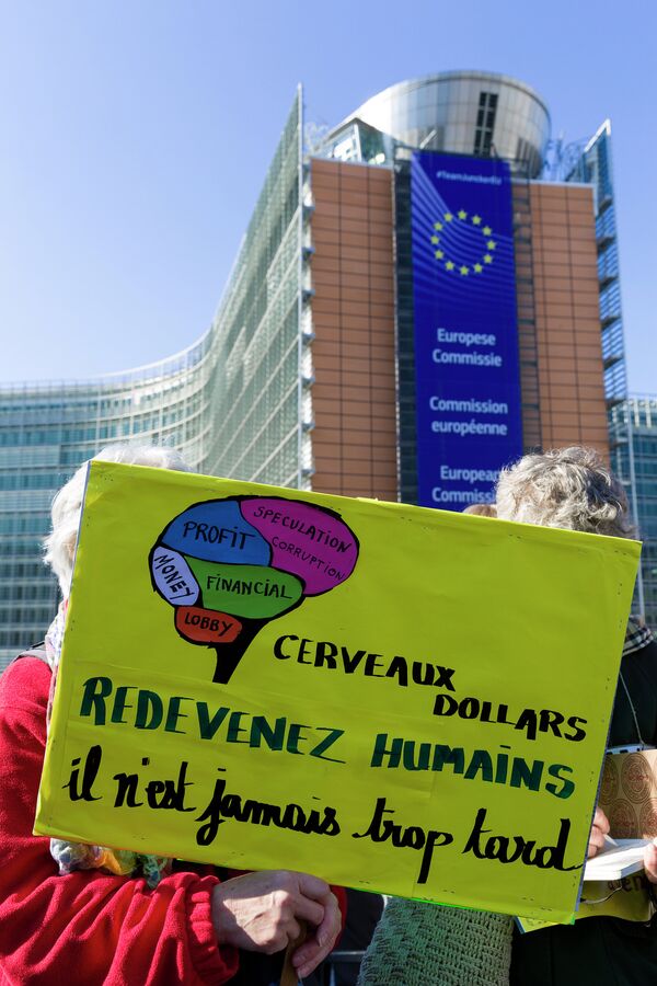 Участники брюссельской акции протеста против соглашений о трансатлантической торговле в Европе