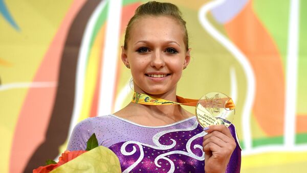 Российская гимнастка Дарья Спиридонова во время церемонии награждения на ЧЕ по гимнастике в Монпелье