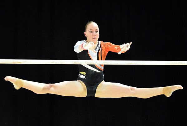 Гимнастка из Нидерландов Sanne Wevers во время выступления на ЧЕ по гимнастике в Монпелье