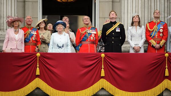 Британская королевская семья на балконе Букингемского дворца во время парада