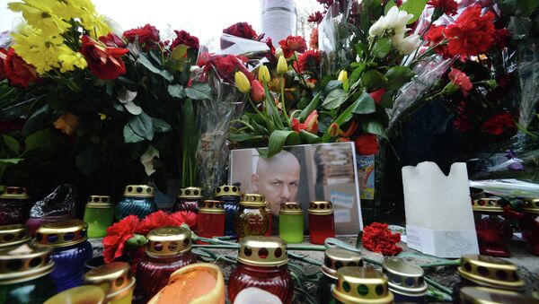 Цветы и свечи на месте гибели журналиста Олеся Бузины. Архивное фото