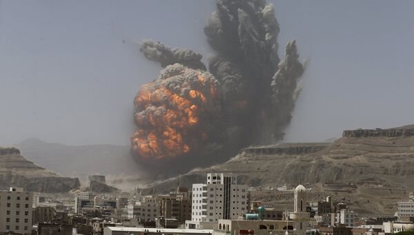 Взрыв на ракетном складе в столице Йемена Сане после авиаудара. 20 апреля 2015