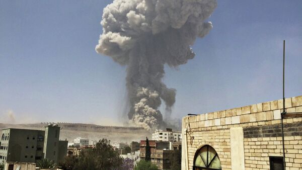 Взрыв на ракетном складе в столице Йемена Сане после авиаудара. Архивное фото