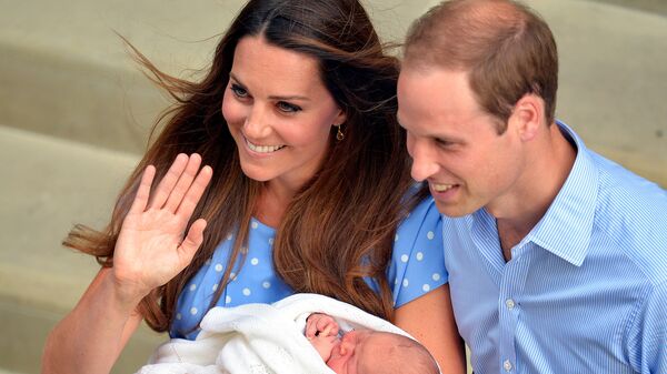 Герцогиня Кэтрин и принц Уильям с новорожденным сыном выходят из госпиталя Святой Марии. Архивное фото