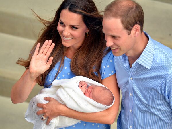 Герцогиня Кэтрин и принц Уильям с новорожденным сыном выходят из госпиталя Святой Марии