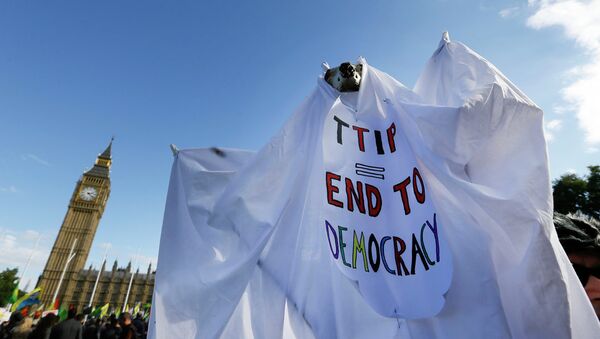 Акция протеста против соглашения о свободной торговле между США и ЕС в Лондоне. Архивное фото