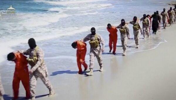 Боевики группировка Исламское Государство ведут эфиопских христиан вдоль пляжа