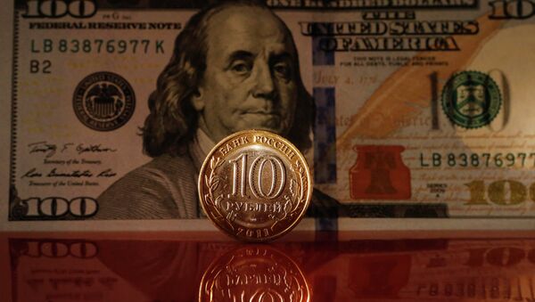 Доллары и рубли. Архивное фото