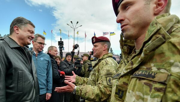 Президент Украины Петр Порошенко вместе с десантниками 173-й бригады армии США