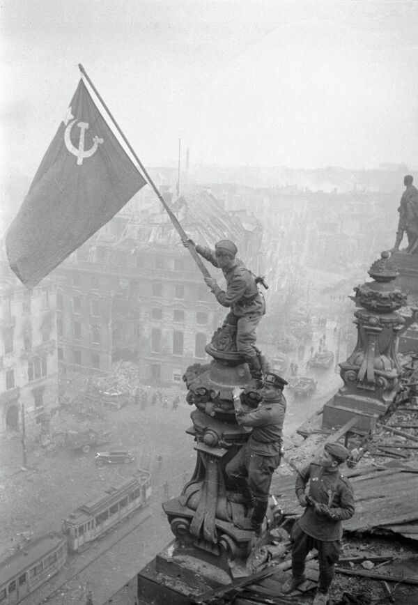 Боец Красной армии водружает Знамя Победы на поверженном рейхстаге