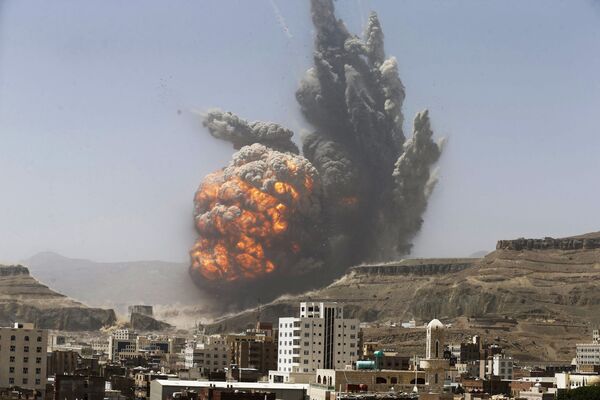 Дым над ракетной базой в столице Йемена Сане