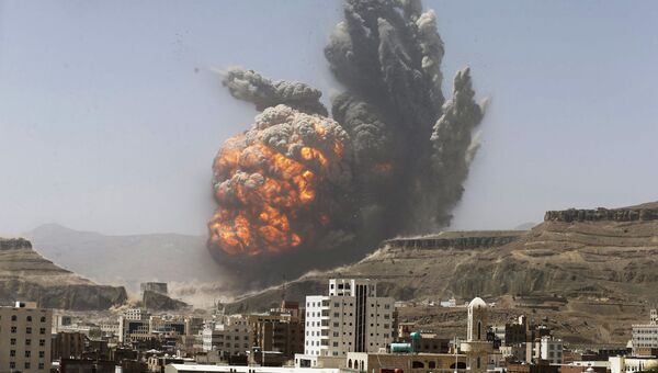 Дым над ракетной базой в Йемене