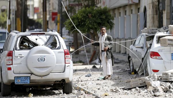 Последствия авиаудара коалиции арабских стран во главе с Саудовской Аравией по ракетной базе в столице Йемена