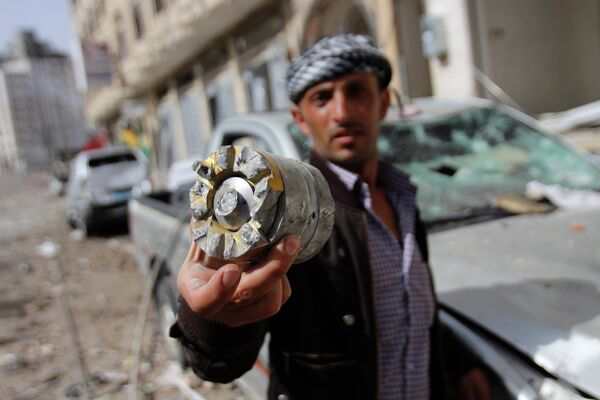 Фрагмент снаряда после авиаудара коалиции арабских стран во главе с Саудовской Аравией по ракетной базе в столице Йемена