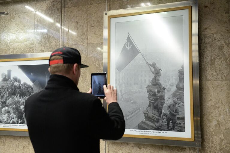 Пассажир Московского метрополитена на открытии выставки архивных фотоснимков, сделанных во время ВОВ корреспондентами Совинформбюро