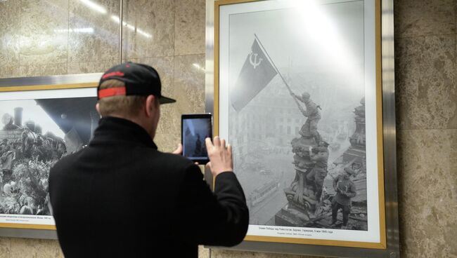 Пассажир Московского метрополитена на открытии выставки архивных фотоснимков, сделанных во время ВОВ корреспондентами Совинформбюро