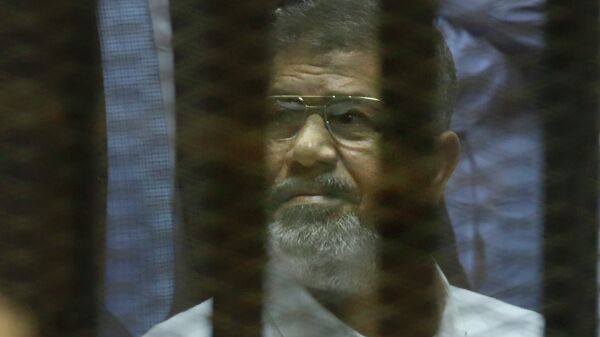 Экс-президент Египта Мухаммед Мурси во время оглашения приговора в зале суда в Национальной полицейской академии в Каире. 21 апреля 2015