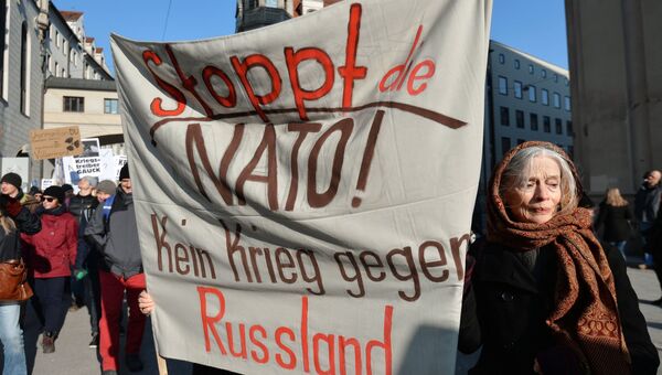 Участники демонстрации в Мюнхене, требующие прекратить конфронтацию с Россией