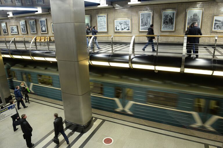 Пассажирки Московского метрополитена на открытии выставки архивных фотоснимков, сделанных во время ВОВ корреспондентами Совинформбюро