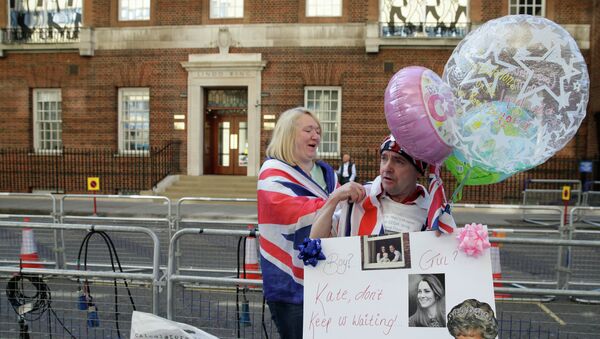 Поклонники королевской семьи у больницы в Лондоне в ожидании рождения второго ребенка принца Уильяма