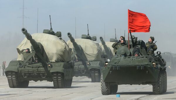 Самоходная артиллерийская установка Коалиция-СВ (слева) и бронетранспортер БТР-82А во время репетиции парада Победы в Московской области