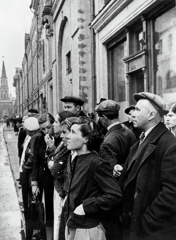 Жители столицы 22 июня 1941 года во время объявления по радио правительственного сообщения о вероломном нападении фашистской Германии